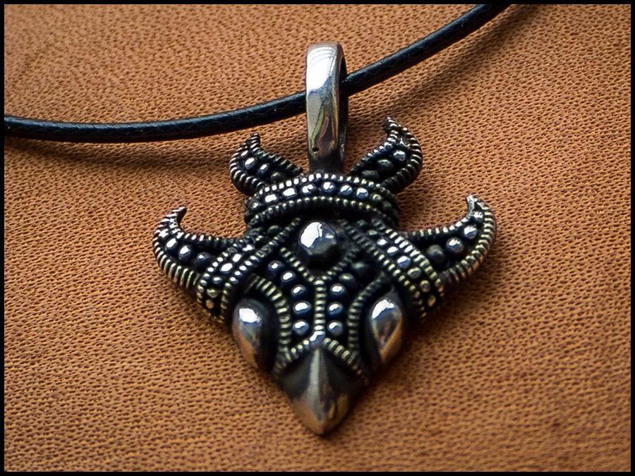 Ciondolo corvi vichinghi in argento sterling: Huginn e Muninn, rune