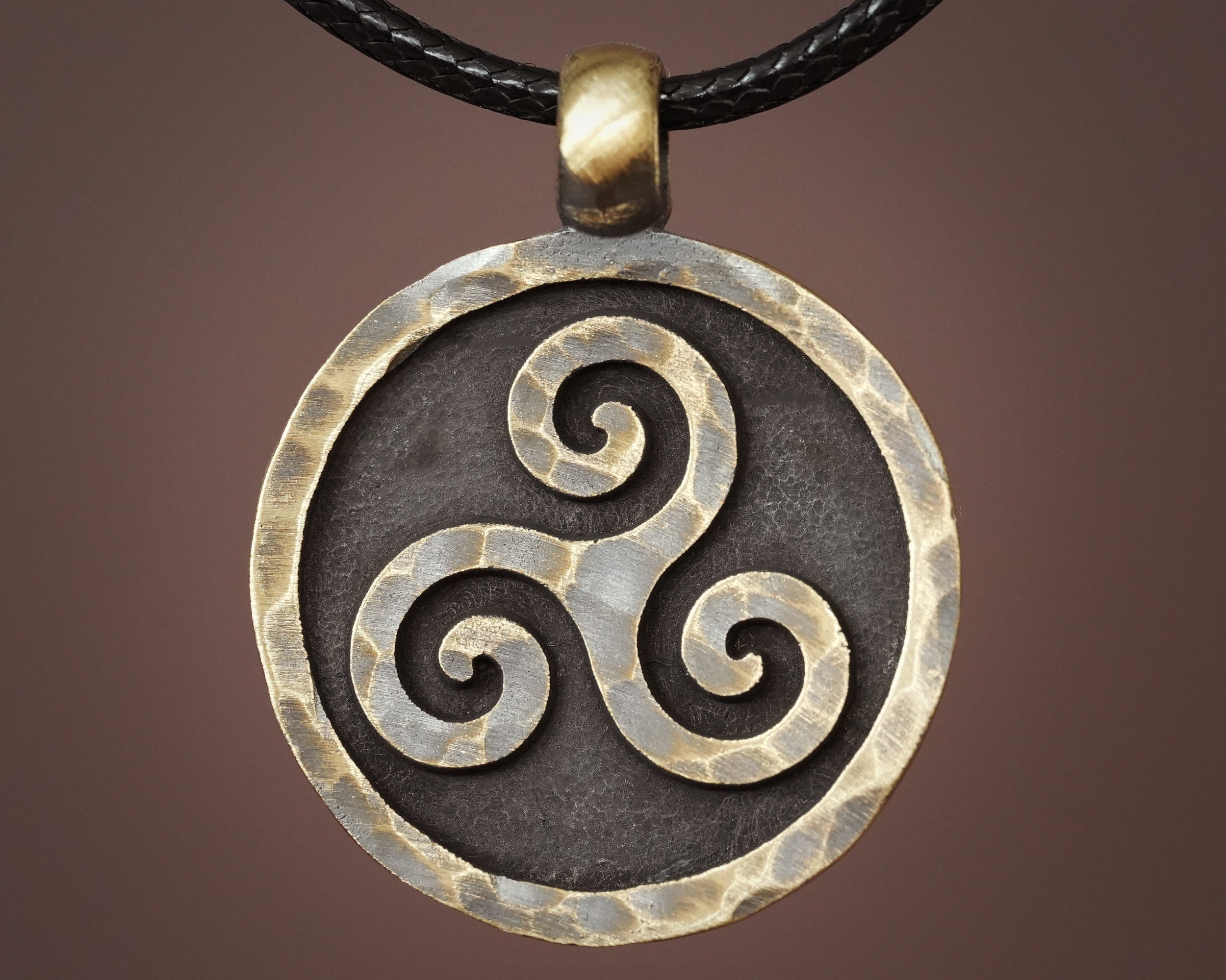 Lyria Celtic Triple Spiral Necklace 24 / Chalcedony