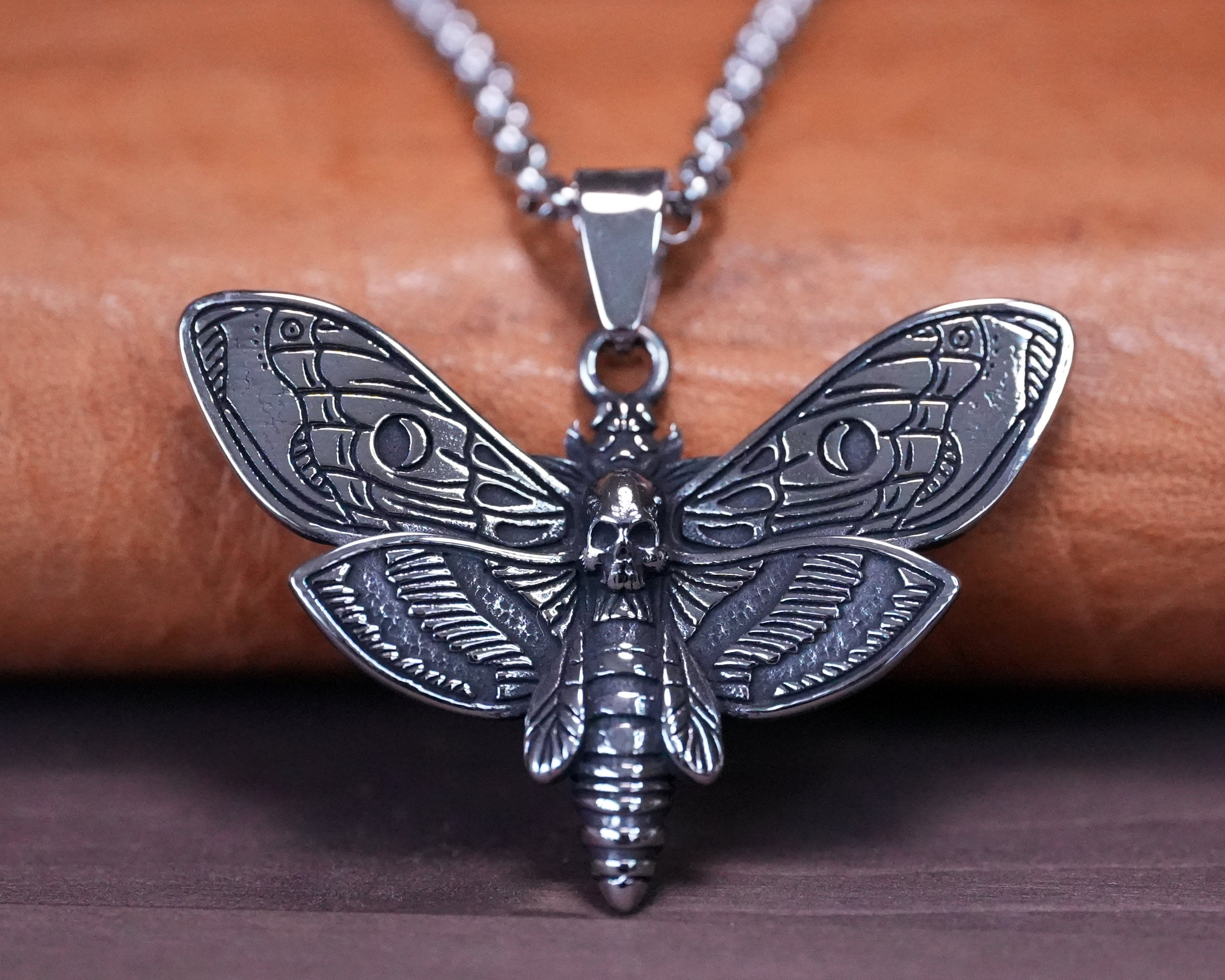 Collana vintage a strati di falena con teschio gotico per donna