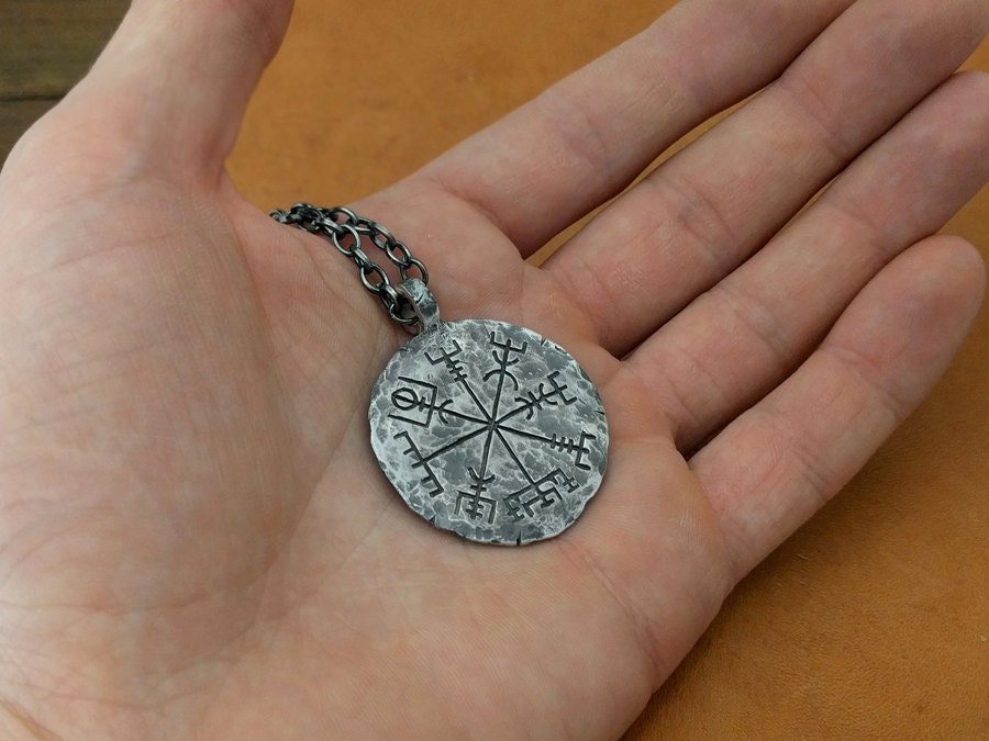 Collana vintage con rune Vegvisir vichinga in acciaio