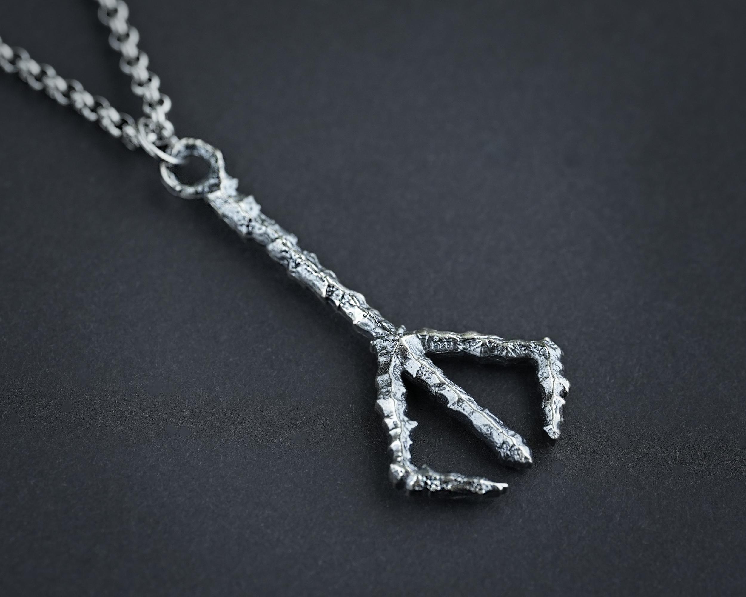 Een ketting met hanger en bijpassende ring bezet met obsidiaan en van