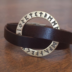 Vikingaläderarmband i runiskt Futhark-läder för män med rostfritt stålbeslag i blank finish bild 1