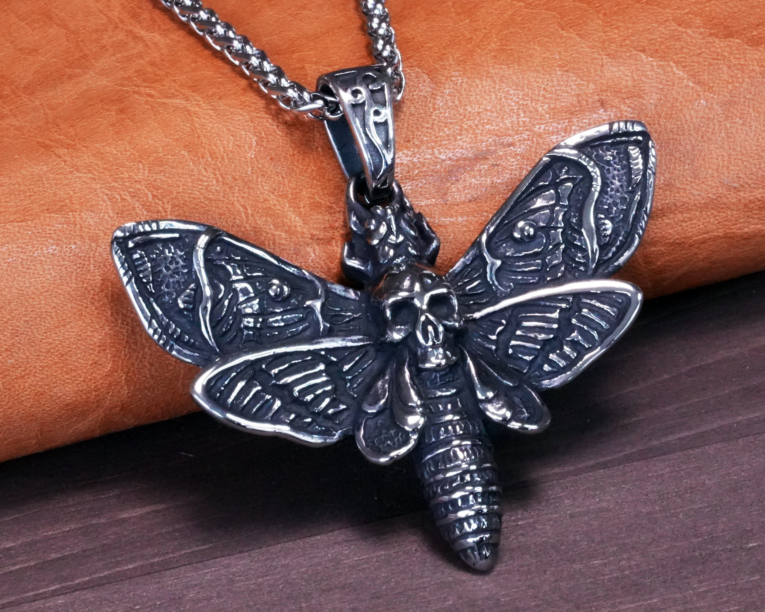 Hawkmoth De La Cabeza De Muerte En Fondo De La Luna Llena Mariposa De La Polilla Del Cráneo De