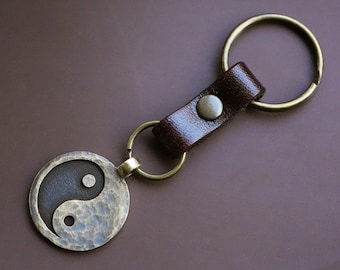 Handgehamerde, oud ogende yin yang leren sleutelhanger voor heren en dames