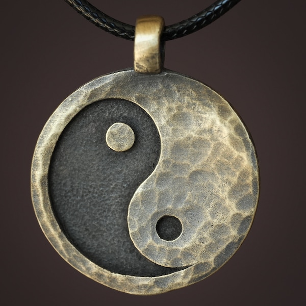 Collier pendentif Yin Yang d'aspect ancien martelé à la main pour homme et femme avec chaîne réglable