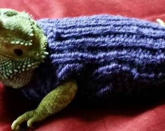 Maglione a forma di drago barbuto lavorato a mano: Purple Reptile Clothing