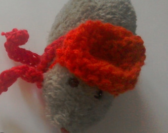 Set di cappello e sciarpa all'uncinetto per animali domestici: costume da piccolo animale
