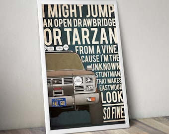 Pode incluir: Um pôster vintage com fundo azul que apresenta um caminhão marrom com uma placa que diz "Fall Guy". O pôster tem um texto que diz "Posso pular de uma ponte levadiça aberta ou de Tarzan de uma videira, porque sou o dublê desconhecido que faz Eastwood parecer tão bem."