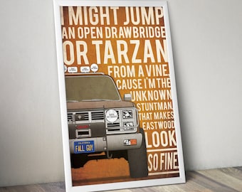 Pode incluir: Um pôster de estilo vintage com um caminhão marrom com o texto "MIGHT JUMP AN OPEN DRAWBRIDGE OR TARZAN FROM A VINE CAUSE I'M THE UNKNOWN STUNTMAN THAT MAKES EASTWOOD LOOK SO FINE" impresso em um fundo amarelo.