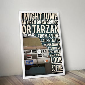 Peut inclure: Une affiche vintage avec un fond bleu représentant un camion brun avec une plaque d'immatriculation "Fall Guy". L'affiche comporte un texte qui dit "Je pourrais sauter d'un pont-levis ouvert ou de Tarzan d'une vigne, parce que je suis le cascadeur inconnu qui fait que Eastwood a l'air si bien."