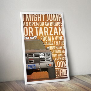 Peut inclure: Une affiche de style vintage représentant un camion brun avec le texte "MIGHT JUMP AN OPEN DRAWBRIDGE OR TARZAN FROM A VINE CAUSE I'M THE UNKNOWN STUNTMAN THAT MAKES EASTWOOD LOOK SO FINE" imprimé sur un fond jaune.