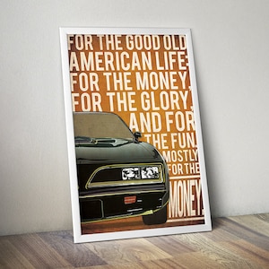 Puede incluir: Un p&oacute;ster en blanco y negro con una cita sobre la buena vida americana de anta&ntilde;o, el dinero, la gloria y la diversi&oacute;n. El p&oacute;ster presenta un coche negro con una franja blanca y un fondo blanco.