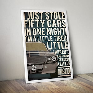 Puede incluir: Un póster de estilo vintage con un Ford Mustang gris oscuro con el texto "¡Acabo de robar cincuenta coches en una noche! Estoy un poco cansado, un poco *conectado* y creo que me merezco un poco de aprecio."