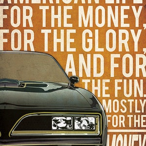 Puede incluir: Un coche vintage negro y dorado con el texto "FOR THE GOOD OLD AMERICAN LIFE FOR THE MONEY FOR THE GLORY AND FOR THE FUN MOSTLY FOR THE MONEY." sobre un fondo marr&oacute;n.