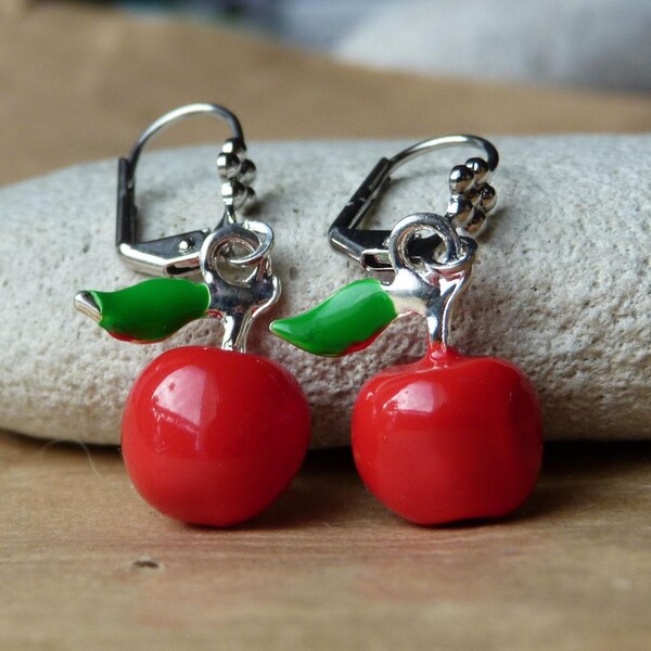 Boucles d'oreilles "Le Fruit défendu" pomme rouge émaillée en métal argenté