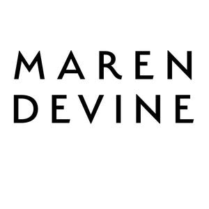 Puede incluir: Logotipo de texto en blanco y negro para la marca "MAREN DEVINE"