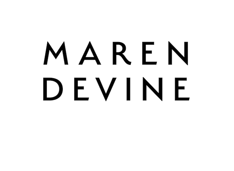 Puede incluir: Logotipo de texto en blanco y negro para la marca "MAREN DEVINE"