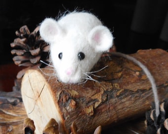 souris grandeur nature feutrée à l'aiguille, souris blanche, statue de souris, souris d'art en fibre, cadeau pour les amateurs de souris,