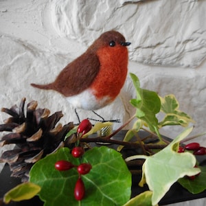 needle felted robin, felted robin, robin statue, fibre art bird, felted birds, bird lovers christmas gift, bird gifts, robin gifts