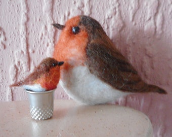 needle felted miniature robin, thimble robin, robin statue, fibre art bird, thimble birds, bird lovers gift,  miniature robin