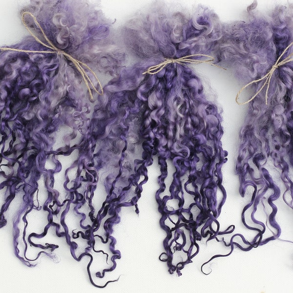 Pflanzengefärbte Teeswater Locken, Schurwolle, tiefes dunkles Violett, ca 20 - 30 cm, 10g Packungen