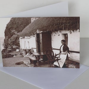 A5 wenskaart Vintage foto, Handspinning, Niarbyl Cottage, Isle of Man, begin 1900, leeg gelaten voor uw bericht, witte envelop