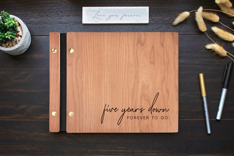 5th Jahrestag Scrapbook Geschenk Fünftes Holz Jubiläumsgeschenk Five Years Down Forever to go Holz Jubiläum Ideen Bild 1