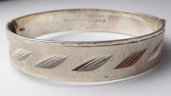 Vintage C1970s Sterling Silver Bright Cut Leaf Bangle
