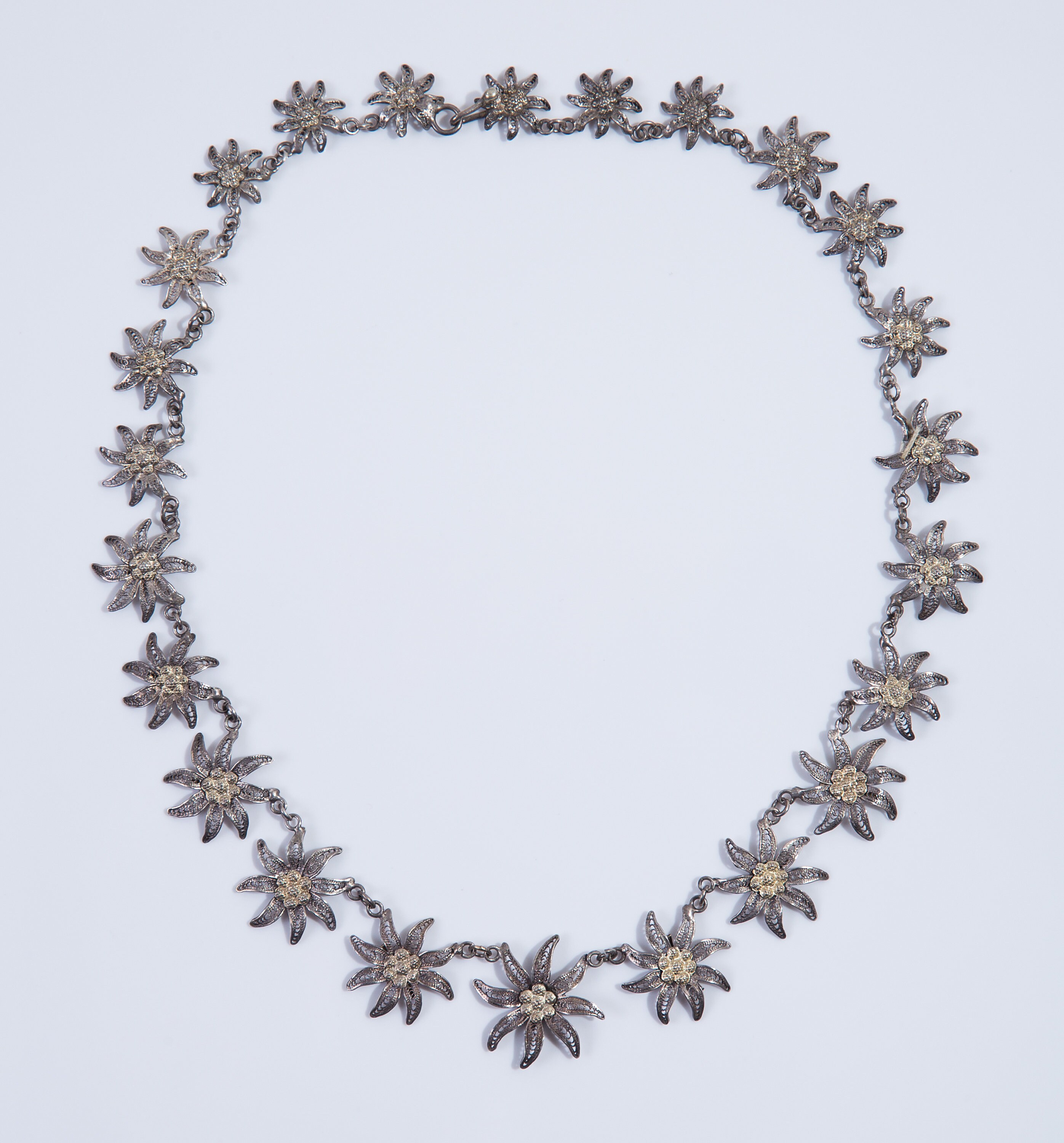Pretty Antique C1920s Silver Daisy Collar Necklace