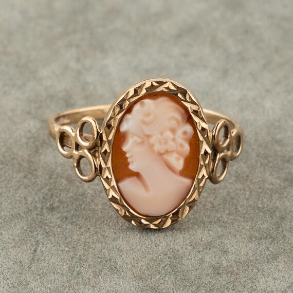 Vintage 9ct Yellow Gold Natural Shell Cameo Ring – Left Facing