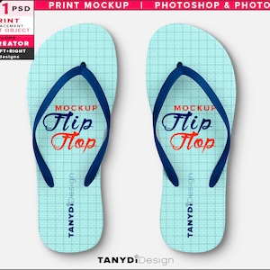 Puede incluir: Un par de chanclas azules con un fondo azul claro y un patrón de cuadrícula. El texto "MOCKUP Flip Hop" está impreso en cada chancla en rojo y azul.