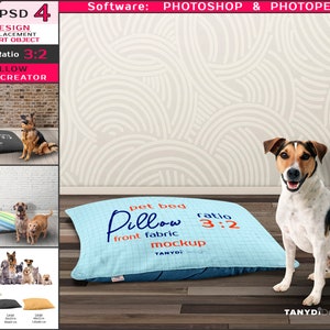 Puede incluir: Una maqueta de almohada para cama de mascotas azul claro con el texto "pet bed Pillow front fabric mockup" y una proporción de 3:2. Un perro está sentado junto a la almohada en un suelo de madera. La imagen también muestra otros diseños de almohadas y una tabla de tallas.