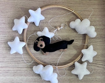 Móvil de cuna de fieltro con forma de perro salchicha – Decoración hecha a mano para cuna de perro