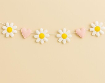 フェルトのデイジーとハートのガーランド – 保育園、春の飾り