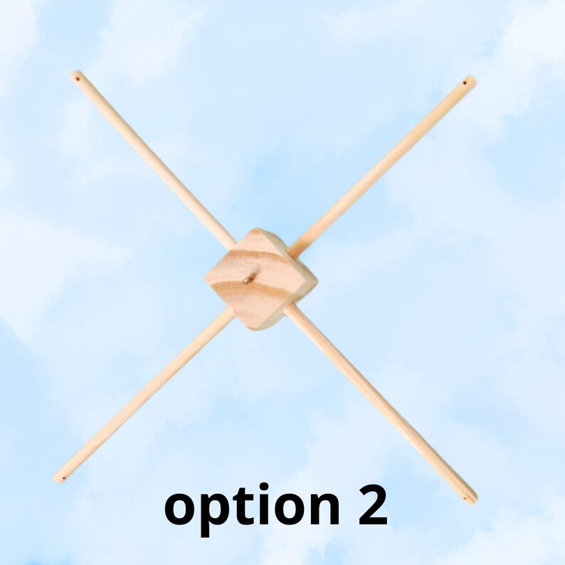 Pu&ograve; includere: Un braccio di mobile in legno con quattro bracci che si estendono da un pezzo centrale di legno quadrato. I bracci sono progettati per sostenere decorazioni sospese. Il testo "opzione 2" &egrave; visibile sotto il braccio.