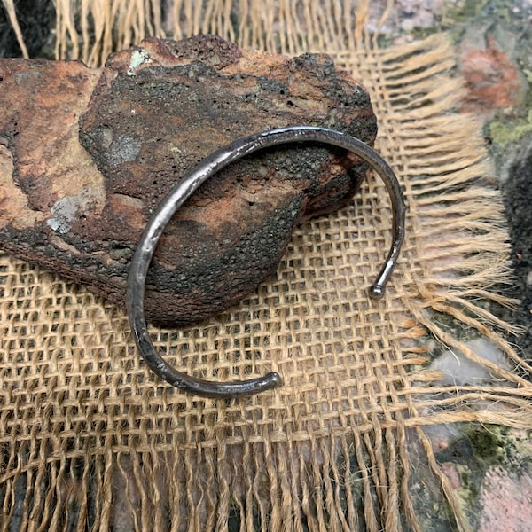Bracelet de manchette en titane fondu.  Mince.  3,75-4 mm de large. 2,9-3 mm Épaisseur.