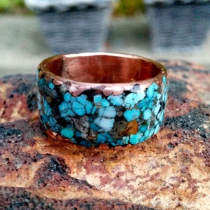 Anillo de cobre con turquesa mixta.