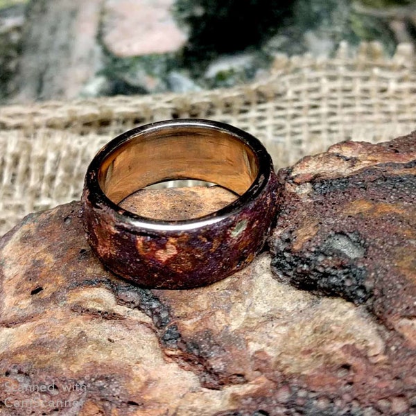 Bague en bronze rustique. 10 mm de large. 2,6 mm d'épaisseur.