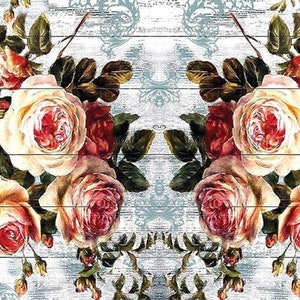 Peut inclure: Une feuille de transfert décorative présentant un motif symétrique de roses roses et blanches avec des feuilles vertes sur un fond de bois blanc. Le texte "Tela Transfer" et "model no. 373" est imprimé sur le côté gauche de la feuille.