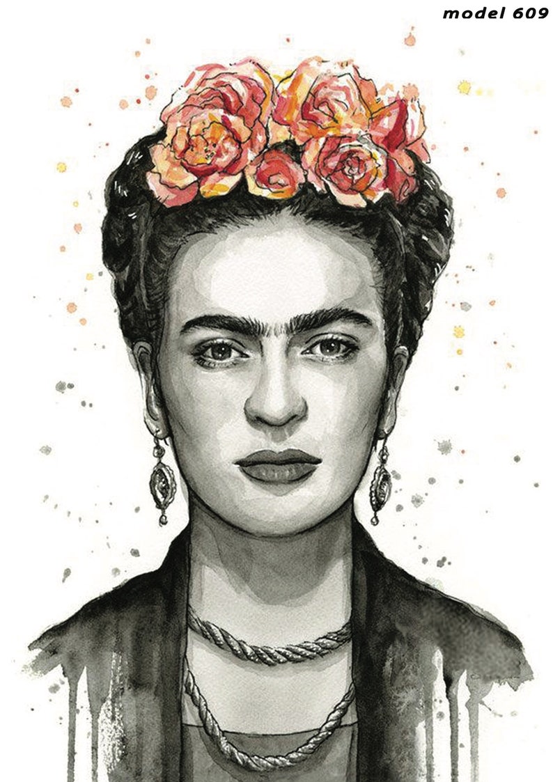 以下が含まれることがあります： 黒と白の水彩画で描かれた、頭の上に赤とオレンジの花の冠をつけたフリーダ・カーロ。ネックレスとイヤリングをしています。