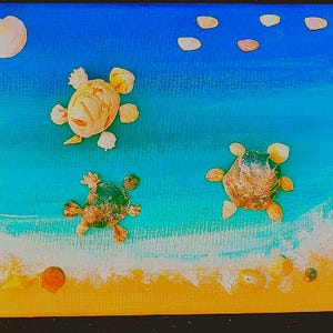 Könnte beinhalten: Ein skurriles Gemälde einer Strandszene mit drei Schildkröten aus Muscheln, die im Ozean schwimmen. Das Kunstwerk zeigt einen blau-gelben Hintergrund mit einer Sonne und verstreuten Muscheln.