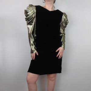 Robe vintage des années 1980 à manches bouffantes en or noir - robe de cocktail de soirée tendance - robe bistrot en velours moyen
