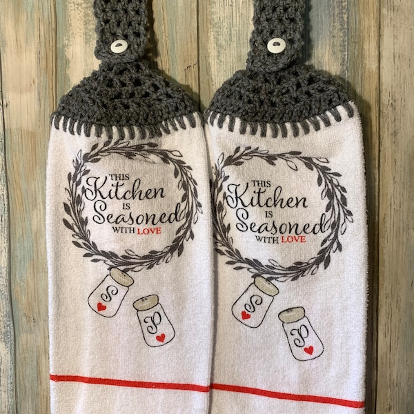 Proverbe This Kitchen assaisonné avec amour sur un torchon, une demi-serviette avec un surmatelas au crochet et une boucle de suspension