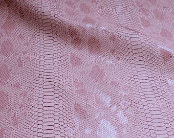 Tissu PVC cuir artificiel crocodile rose légèrement brillant