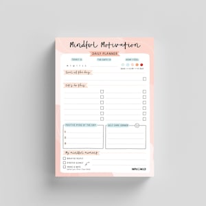 Pode incluir: Um planejador diário com as palavras "Mindful Motivation" em uma fonte manuscrita. O planejador tem seções para a data, humor, metas e autocuidado. Inclui caixas de seleção e espaço para anotações, tudo em um esquema de cores rosa e branco.