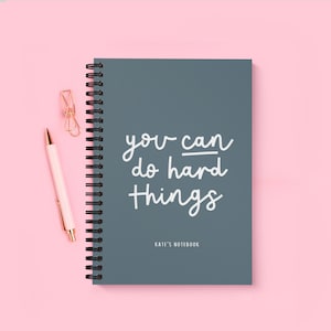 You Can Do Hard Things Motivations Notizbuch | Spiralgebundene personalisierte Notizbuch (A5) | Positives Zitat | Name | 120 Seiten kariertes Papier