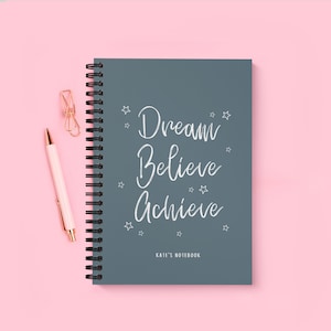 Quaderno motivazionale Dream Believe Achieve / Diario personalizzato con rilegatura a spirale (A5) / Citazione positiva / Nome / 120 pagine a righe, carta millimetrata