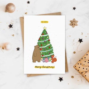 Tarjeta navideña con animales del bosque: adorable y caprichosa tarjeta navideña con ilustración de oso y zorro para decorar el árbol