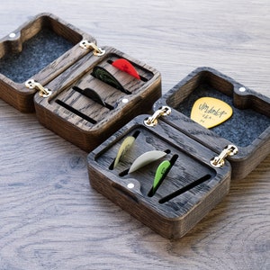 Personalisierter Plektrumhalter-Geschenke für Ihn-Individuelle personalisierte Holz-Gitarren-Pick-Box für 4 Picks-Plektrum-Pick-Etui-Musiker-Geschenk-Gitarrenspieler Bild 3