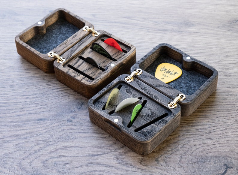 Personalisierter Plektrumhalter-Geschenke für Ihn-Individuelle personalisierte Holz-Gitarren-Pick-Box für 4 Picks-Plektrum-Pick-Etui-Musiker-Geschenk-Gitarrenspieler Bild 3